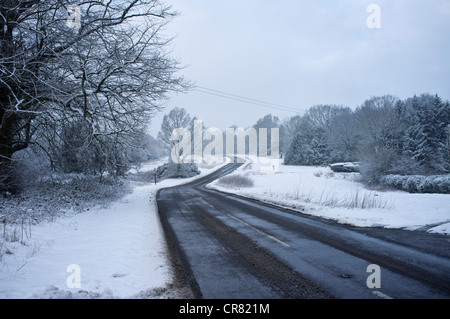 Sur les routes glacées Ranmore Common en hiver. Communes couvertes de neige et de bois Banque D'Images
