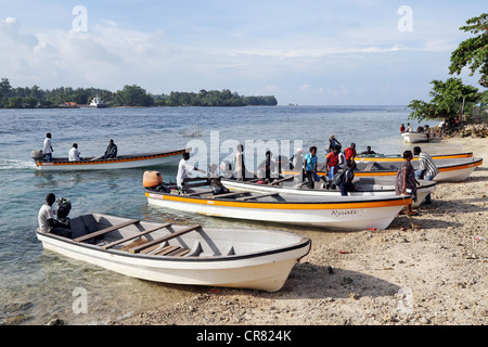 Les petits bateaux ferries passagers entre l'île de Buka (arrière-plan) et l'île de Bougainville (avant), en Papouasie-Nouvelle-Guinée Banque D'Images