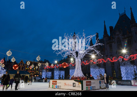 La patinoire sur la place du marché Grote Markt en hiver, Bruges, Brugge, Flandre occidentale, Flandre, Belgique, Europe Banque D'Images