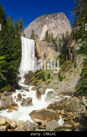 Chutes Vernal et randonneurs sur le sentier de la brume, Yosemite National Park, California USA Banque D'Images