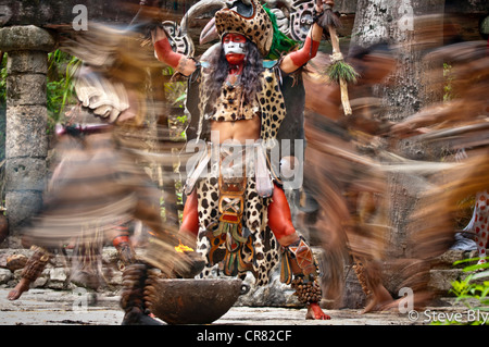 Un fokllore Maya danse du feu rituel est effectué par les artistes en spectacle mystique Xcaret, Riviera Maya, Quintana Roo, Mexique , Banque D'Images