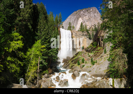 Chutes Vernal et randonneurs sur le sentier de la brume, Yosemite National Park, California USA Banque D'Images