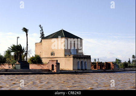 Pavillon dans le jardins de la Menara ou Jardin de la Ménara, Patrimoine Mondial de l'UNESCO Site, Marrakech, Maroc, Maghreb, Afrique du Nord Banque D'Images