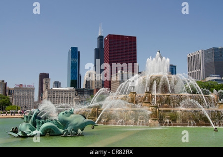 L'Illinois, Chicago. Le centre-ville historique de Buckingham fountain à Grant Park, du Magnificent Mile de Chicago Skyline dans la distance. Banque D'Images