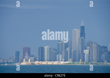 L'Illinois, Chicago. centre-ville vue sur la ville et la jetée du lac Michigan. Banque D'Images