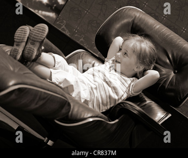 Fille assise sur une chaise confortable, BMW-Welt, un complexe d'exposition, Munich, Bavaria, Germany, Europe Banque D'Images