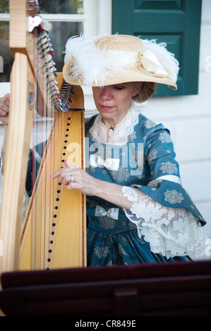 Femme jouant de la harpe vêtu de vêtements vintage 19Rh siècle au Mont Vernon, George Washington's home. Banque D'Images