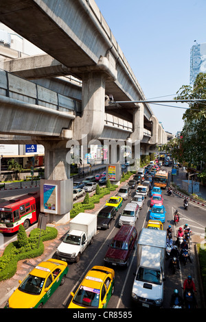 Thaïlande, Bangkok, suspendu à l'autoroute National Stadium Banque D'Images