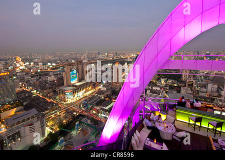 Thaïlande, Bangkok, Siam Square, le Red Sky Bar sur le 55e étage de l'Hôtel Central World Banque D'Images