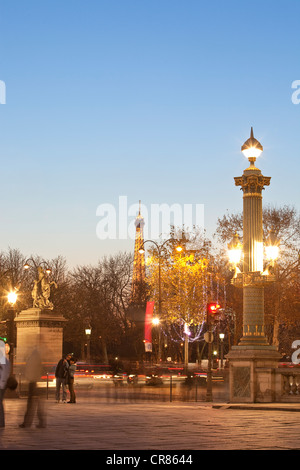 France, Paris, Place de la concorde avec la Tour Eiffel (© SETE-Illuminations Pierre Bideau) dans l'arrière-plan Banque D'Images