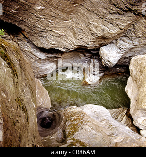 Poule dans la gorge étroite de la rivière Hinterrhein ou Rhin postérieur, Via Mala, Canton des Grisons, Suisse, Europe Banque D'Images