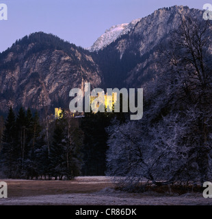 Schloss Hohenschwangau dans la lumière du soir avec Saeuling, Füssen, montagne, Allgaeu Bayerisch souabe, Bavière, Allemagne, Europe Banque D'Images