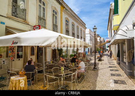 Café de la rue et boutiques de la vieille ville, Silves, Algarve, Portugal Banque D'Images