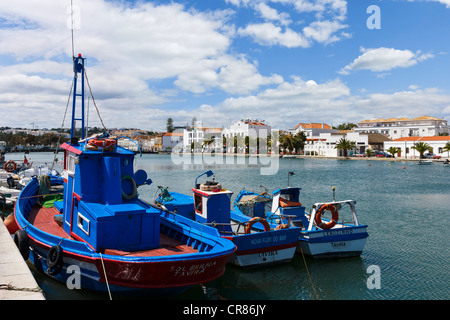 Les bateaux de pêche amarrés sur In The Golfer's Paradise dans la vieille ville, Tavira, Algarve, Portugal Banque D'Images