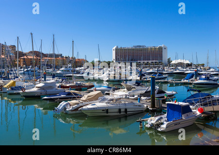 Yachts dans la marina de Vilamoura avec l'hôtel Tivoli en arrière-plan, Algarve, Portugal Banque D'Images