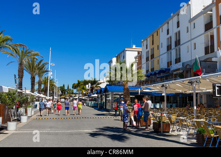 Boutiques et restaurants le long du quai dans la marina, Vilamoura, Algarve, Portugal Banque D'Images