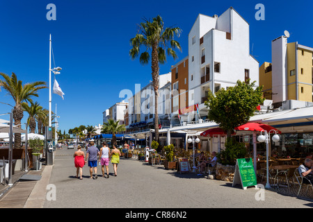 Boutiques et restaurants le long du quai dans la marina, Vilamoura, Algarve, Portugal Banque D'Images