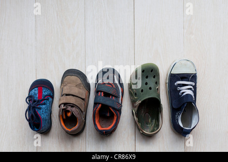 Les chaussures pour enfants dans diverses tailles de bébé à l'âge de la maternelle Banque D'Images