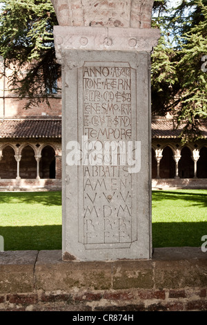 La France, Tarn-et-Garonne, Moissac, sur le Chemin de Saint Jacques, Patrimoine Mondial de l'UNESCO, le cloître rappelant l'inscription Banque D'Images