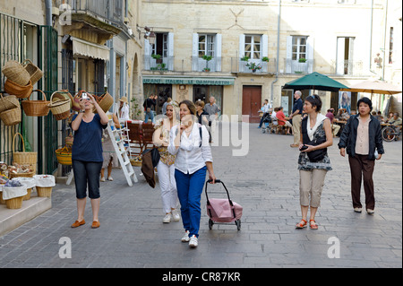 France Gard Uzes répertorié comme ville de l'histoire de l'art Place Dampmartin shopping avec des amis dans des rues piétonnes du centre historique Banque D'Images