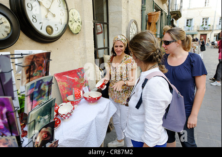France Gard Uzes répertorié comme ville de l'histoire de l'art Place Dampmartin shopping avec des amis dans des rues piétonnes du centre historique Banque D'Images