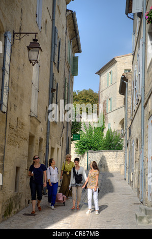 La France, Gard, Uzès, répertoriées en tant que ville d'art et d'histoire, promenade entre amis dans le labyrinthe de rues dans le centre historique Banque D'Images