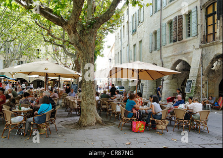 France Gard Uzes répertorié comme ville de l'histoire de l'art marché hebdomadaire de Place aux Herbes entourée de maisons à arcades les cafés en plein air Banque D'Images