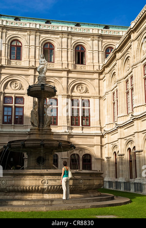 L'Autriche, Vienne, centre historique, patrimoine mondial de l'UNESCO, fontaine en face de l'Opéra, l'Opéra de Vienne Banque D'Images