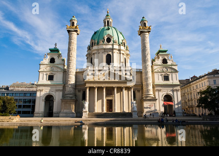 L'Autriche, Vienne, centre historique, patrimoine mondial de l'Karlskirche, église Saint Charles Borromée, achevé en 1737 et situé à Banque D'Images