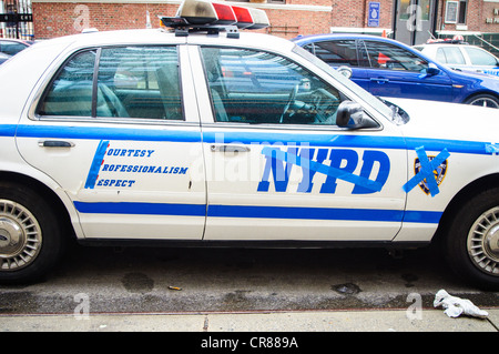 New York City Police Department et les échanger avec NYPD Mots et images collées dessus, à un enregistrement TV dans la ville de New York. Banque D'Images