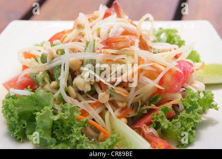 Salade de papaye avec des fruits de mer sur le congé de laitue Banque D'Images