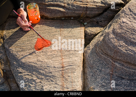 Peinture personne cœur sur rock Banque D'Images