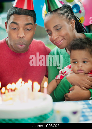 Les parents avec baby boy at Birthday party Banque D'Images