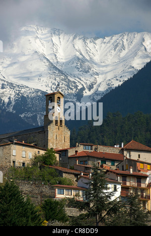 France, Pyrénées Orientales, Vernet les Bains et le Pic du Canigou Banque D'Images