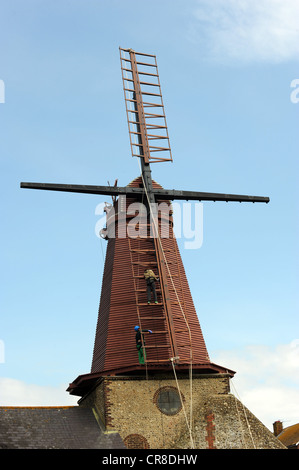 Les hommes au travail la mise en oeuvre de nouveaux coups sur Blatchington Mill Moulin à Hove Banque D'Images