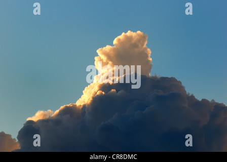 La formation de nuages sur fond de ciel bleu Banque D'Images