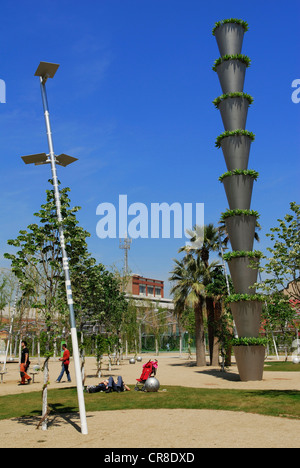 Espagne, Catalogne, Barcelone, le Parc Central de Poblenou, par l'architecte Jean Nouvel, l'Avinguda Diagonal, à l'angle avec Banque D'Images