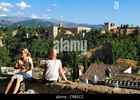 Espagne Andalousie Grenade young ladies Tour de San Nicolas petite place Albaicin avec grande vue sur l'Alhambra Banque D'Images