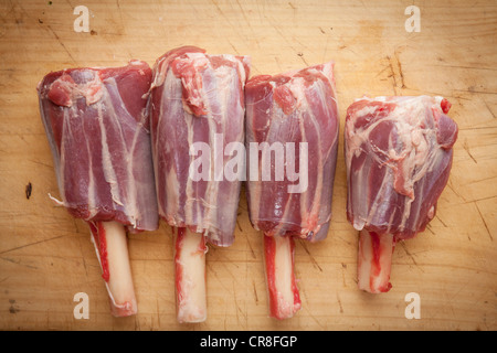 La viande d'agneau crue sur planche à découper. La viande rouge Banque D'Images