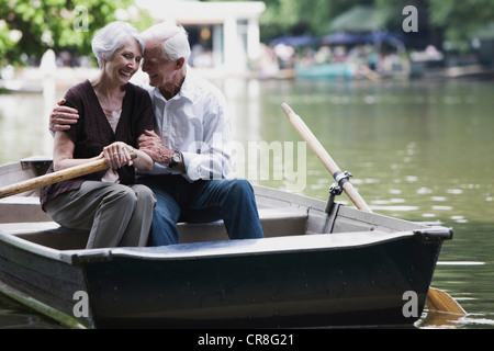Senior couple embracing in rowing boat Banque D'Images