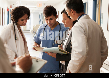Doctors discussing charts les patients à l'hôpital Banque D'Images