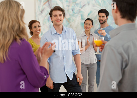 Les gens applaudir dans la galerie de l'artiste Banque D'Images