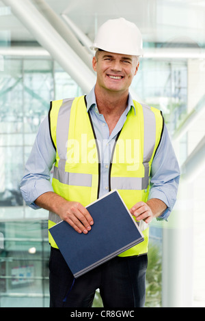 Portrait de l'ingénieur wearing hard hat in office Banque D'Images