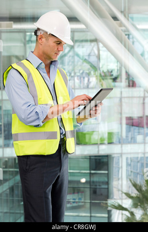 Engineer using digital tablet in office Banque D'Images