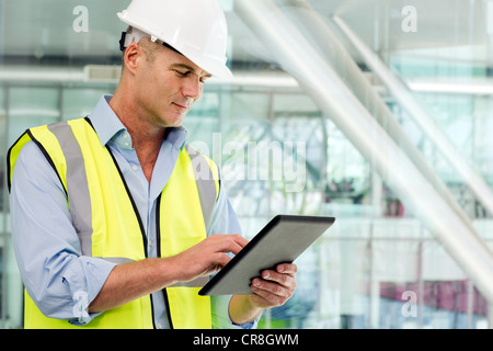 Engineer using digital tablet in office Banque D'Images