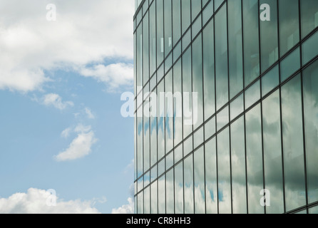 Ciel nuageux Ciel bleu reflété dans office windows Banque D'Images