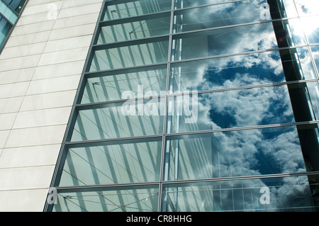 Ciel nuageux Ciel bleu reflété dans office windows Banque D'Images