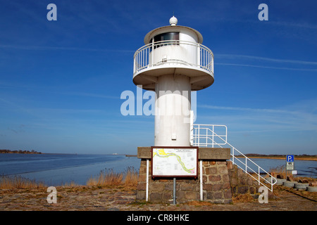 Petit phare blanc à Glueckstadt ville sur l'Elbe Elbe, marais, cours inférieur de l'Elbe, Schleswig-Holstein, Allemagne, Europe Banque D'Images