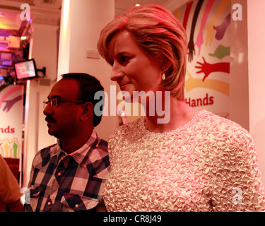 Homme posant à côté de la statue de cire de la princesse Diana au musée Madame Tussauds Banque D'Images