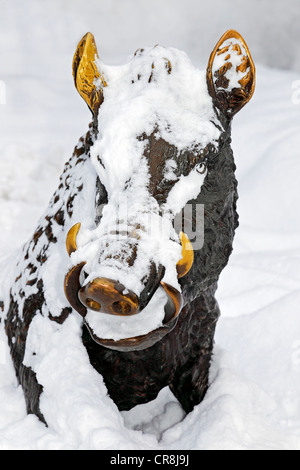 Sculpture en bronze, sanglier couverte de neige en hiver, les illustrations à l'entrée de Wildpark Schwarze Berge Banque D'Images